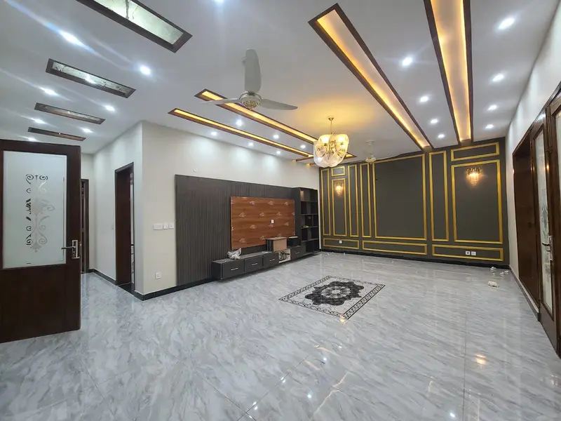 10 Marla Brand New Facing Park Triple Story House For Sale

                                                            alt=
