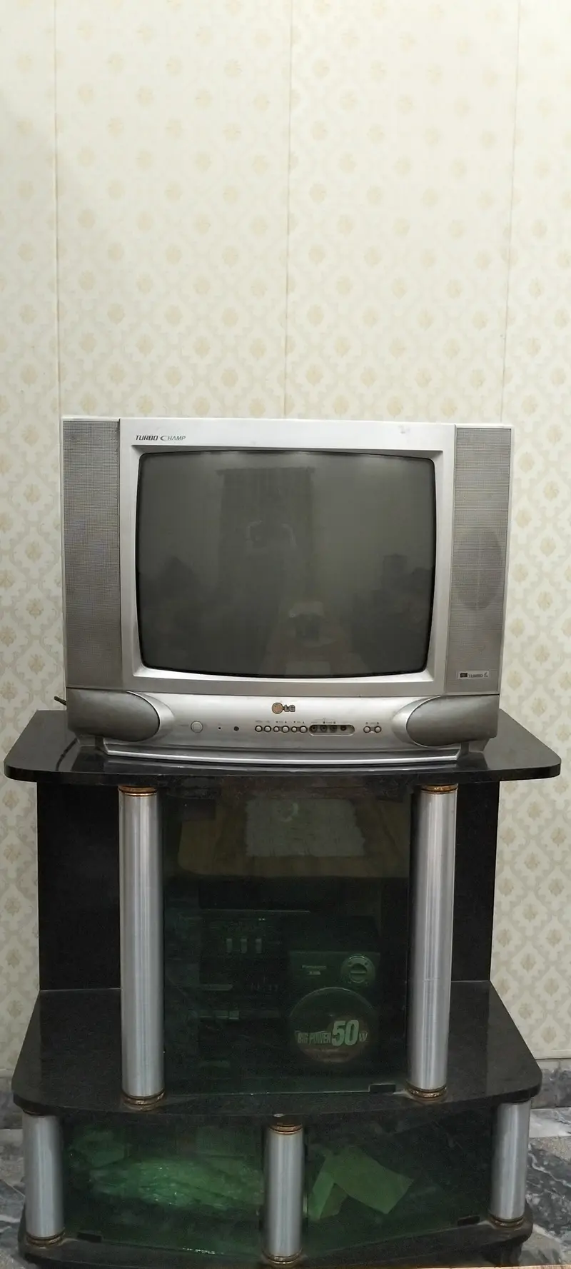 LG TV with Wooden Trolley

                                                            alt=