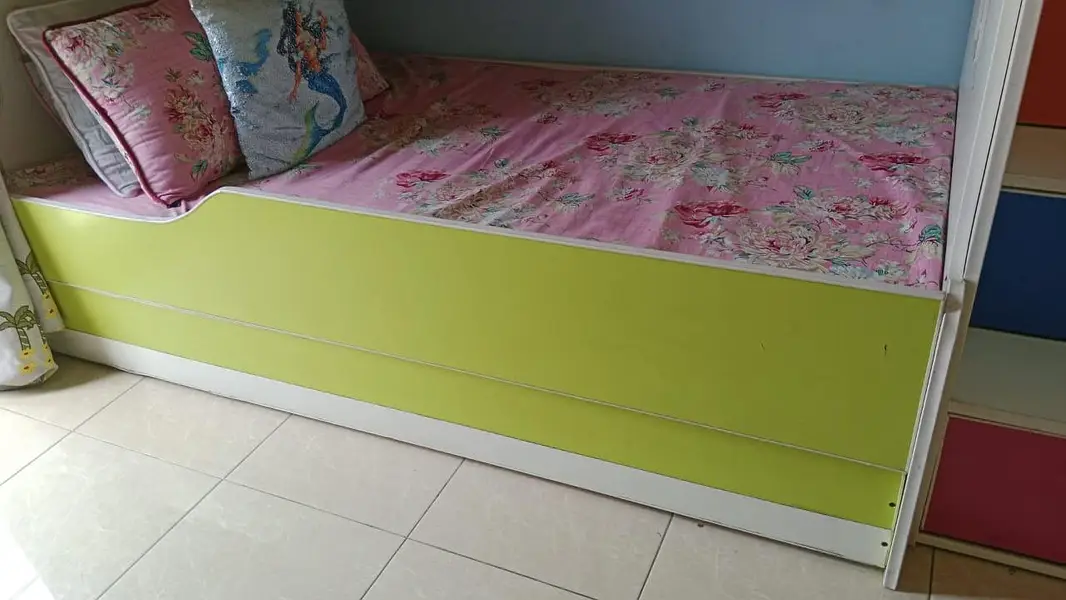 triple bunke bed

                                                            alt=