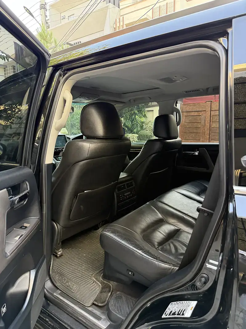 Toyota Land Cruiser 2010

                                                            alt=