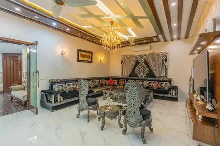 Corner 10 Marla House Available For Sale

                                                            alt=
