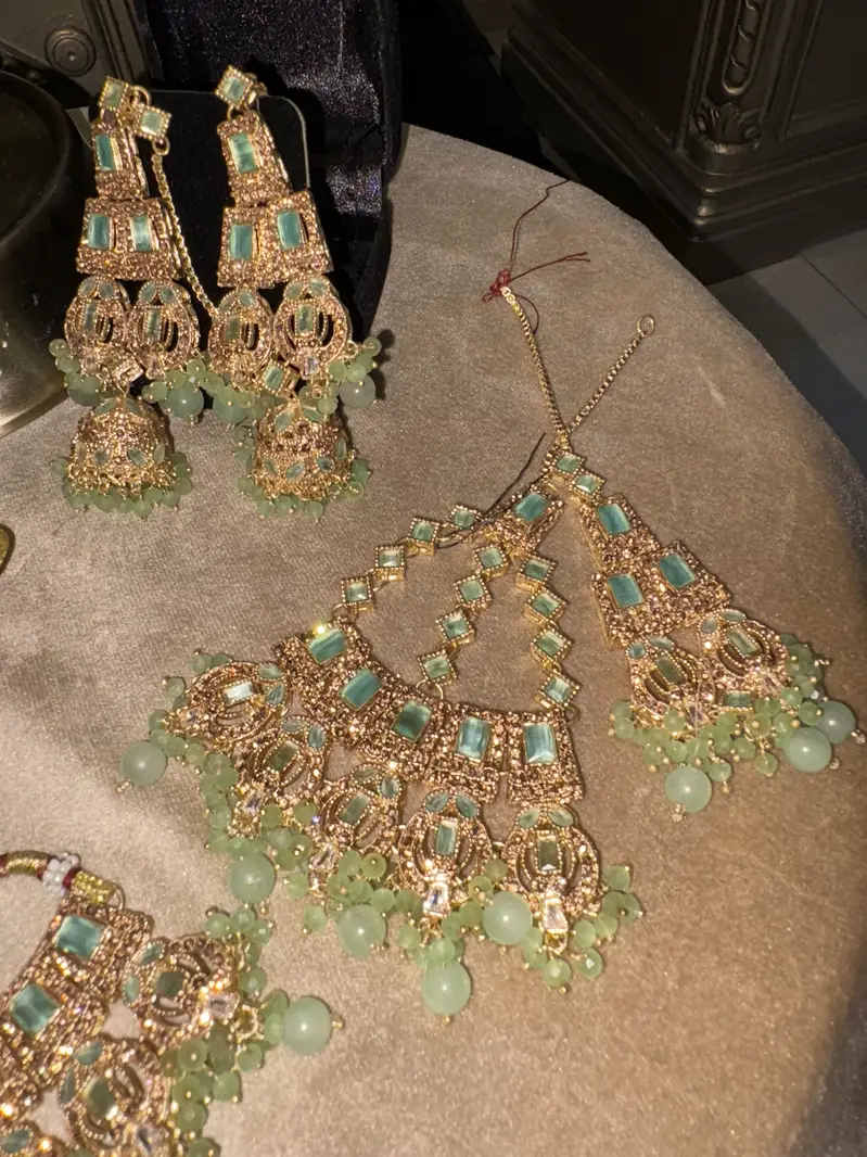 Urgent sale beautiful sets quality authorised jewellery

                                                            alt=