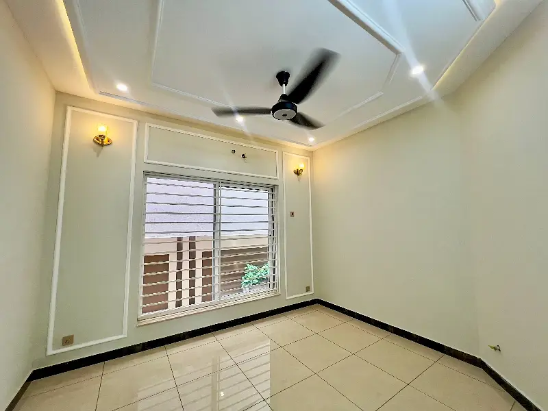 10 Marla Corner Designer House 5 Bedrooms Prime Location

                                                            alt=