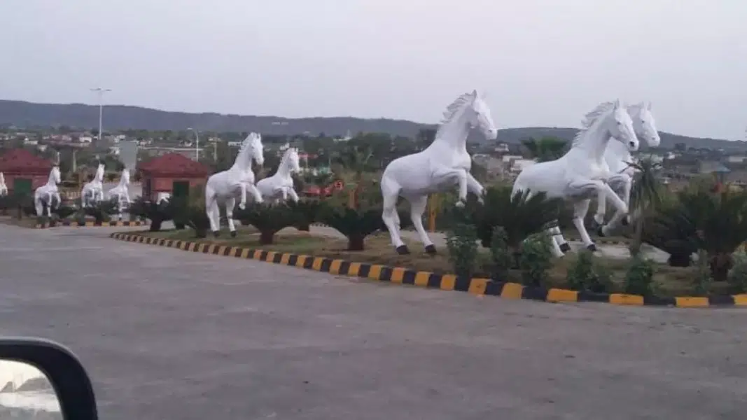 Horse outdoor garden Statue model

                                                            alt=