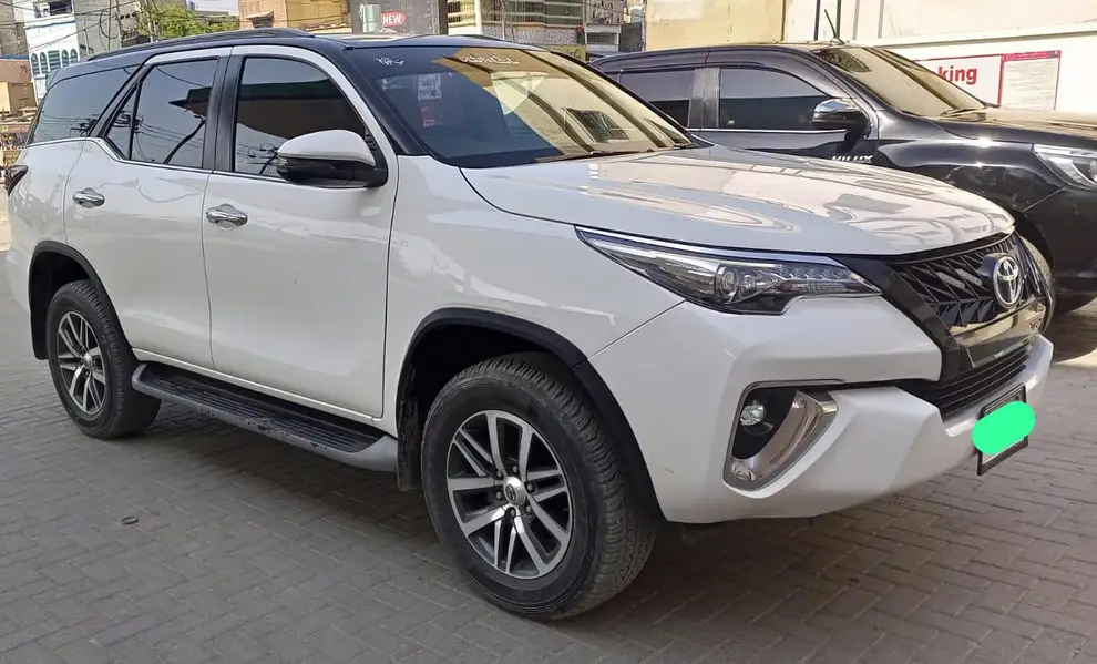 Toyota Fortuner V 2,,7 Petrol 2021
                                                            alt=