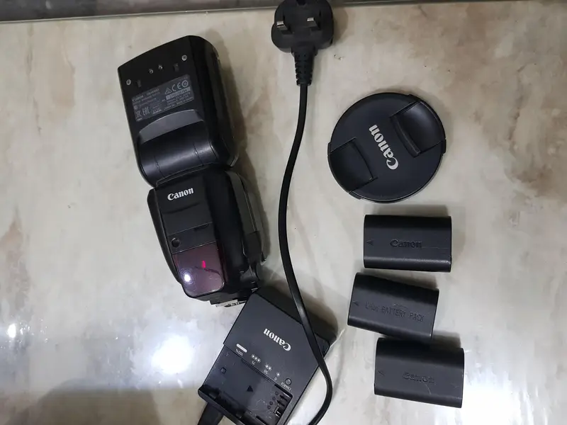 Canon 5D Mark IV (Full Frame DSLR)  with Lens
                                                            alt=