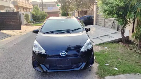 Toyota prius 21017 model in new condition km driven 92800
                                                            alt=