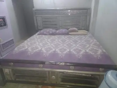 queen size  bed with spring metras
                                                            alt=