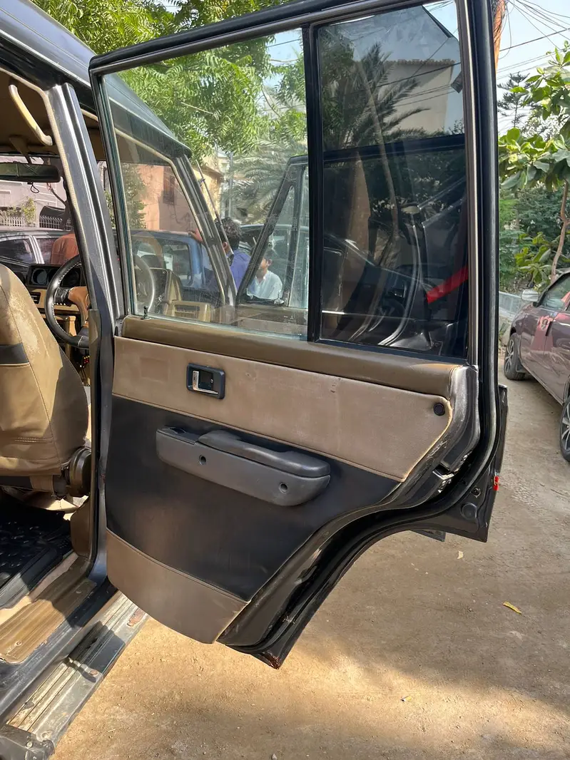 Mitsubishi Pajero 1990
                                                            alt=