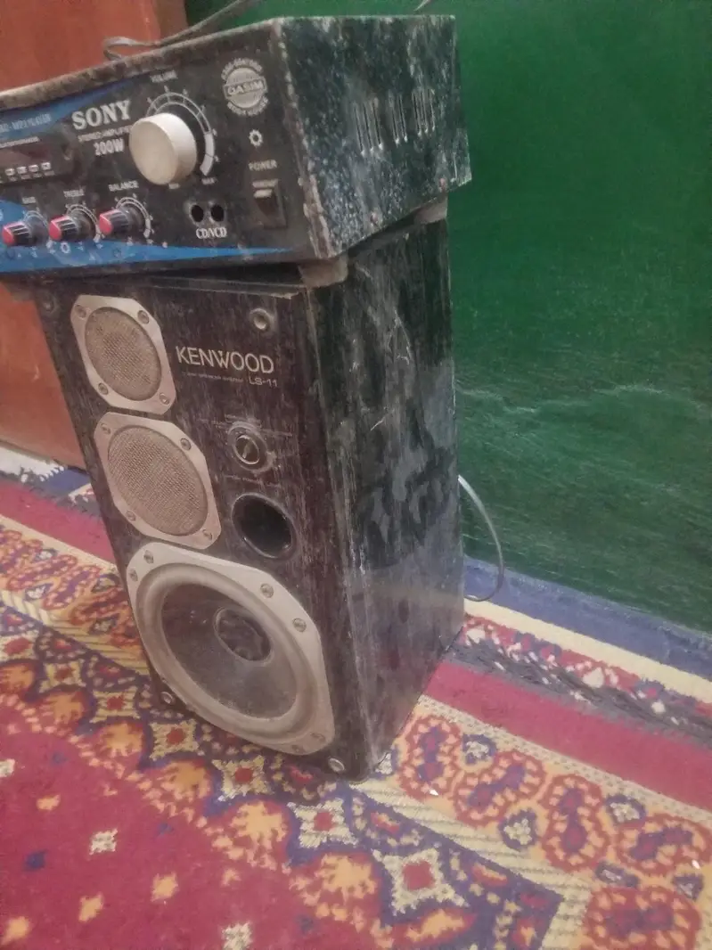 2 kenwood speker or amplifier

                                                            alt=