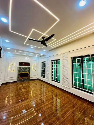 L A Grand DUPLEX FRONT LOWER FLOOR

                                                            alt=