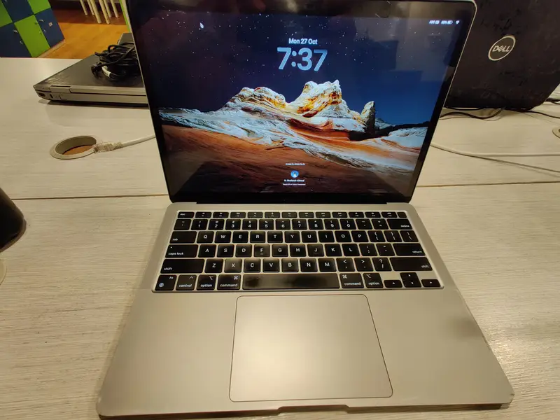 MacBook Air M1 2020 – 8/256GB, 87% Battery, Original Charger

                                                            alt=