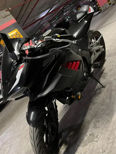 DUCATi Panigale V4

                                                            alt=