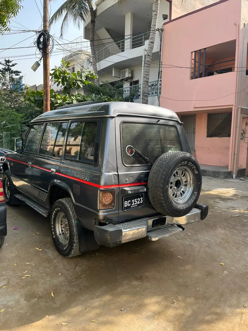 Mitsubishi Pajero 1990

                                                            alt=