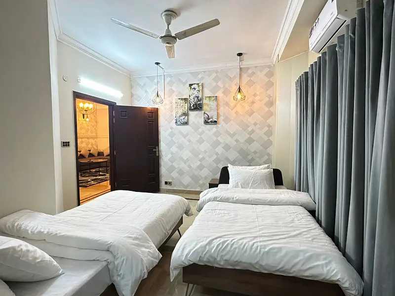 One bed flat for short time available.

                                                            alt=