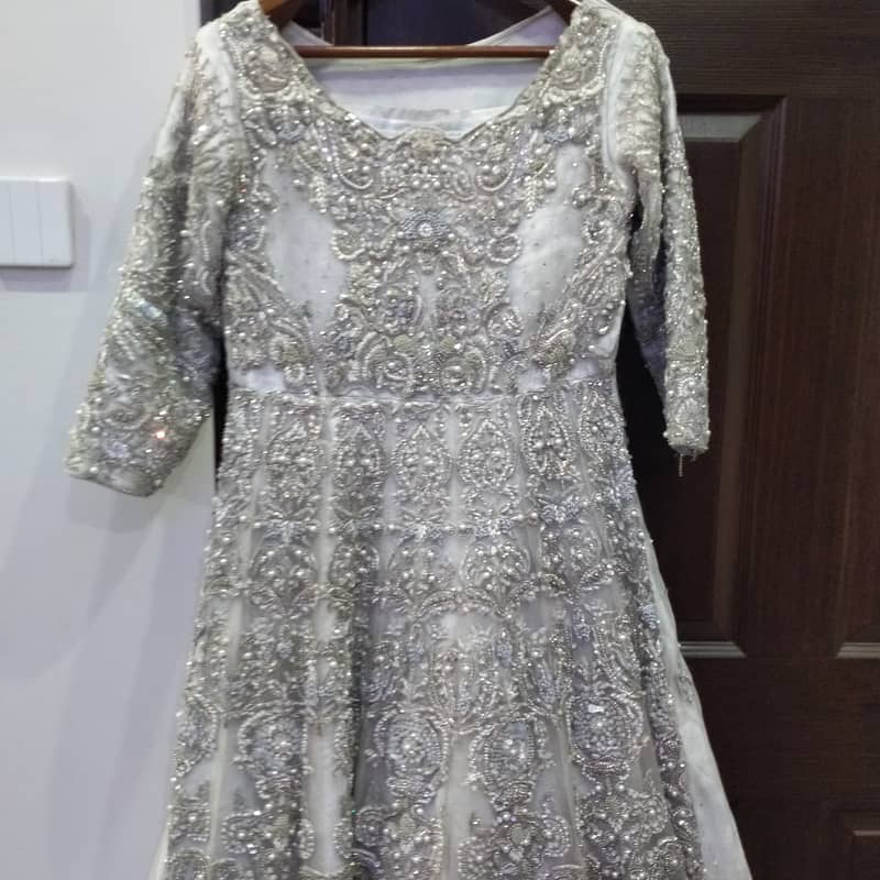 Beautiful bridal dress at affordable ptice

                                                            alt=