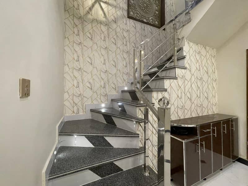 10 Marla House For Rent In Bahria Town Lahore

                                                            alt=