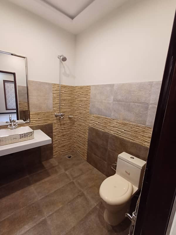 10 Marla Beautiful Modern House In Bahria Town

                                                            alt=