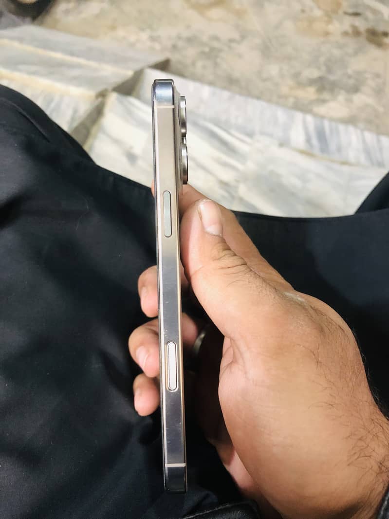 iPhone With Box

                                                            alt=