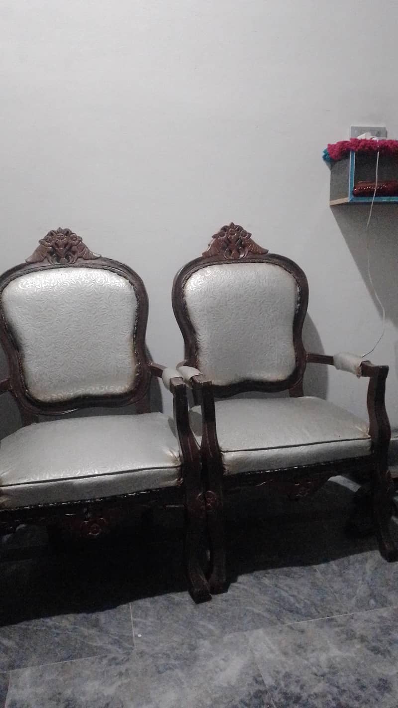 2 chaiirs

                                                            alt=