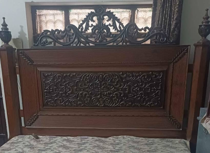 bed set with side table and dressing

                                                            alt=