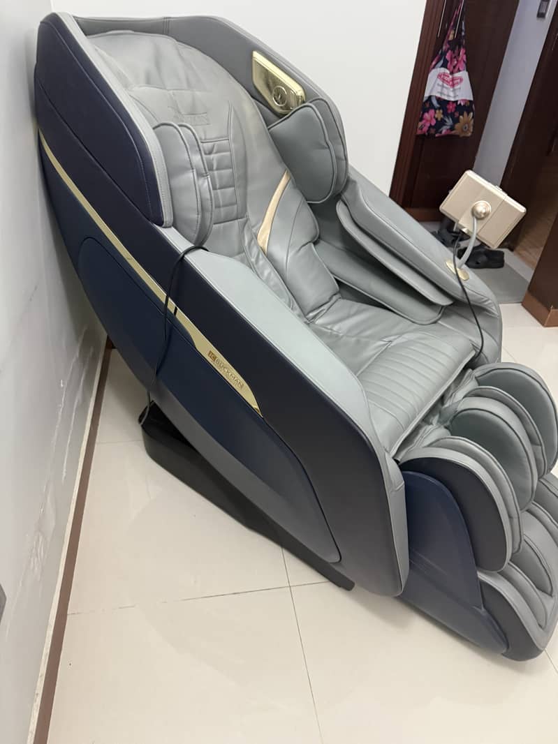 JC Buckman ElateUs 4D Massage Chair

                                                            alt=