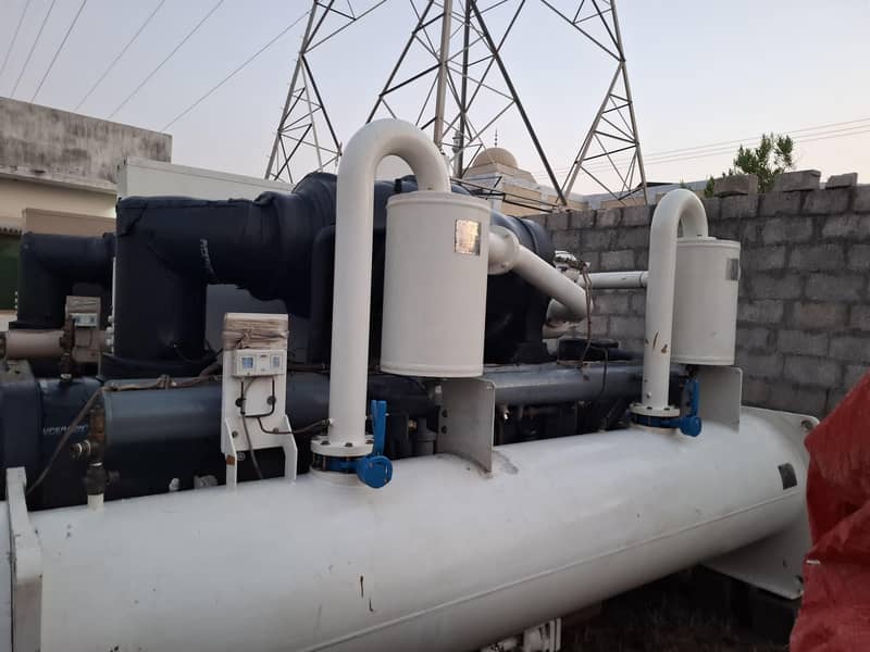 Trane 425 ton water cooled screw chiller

                                                            alt=