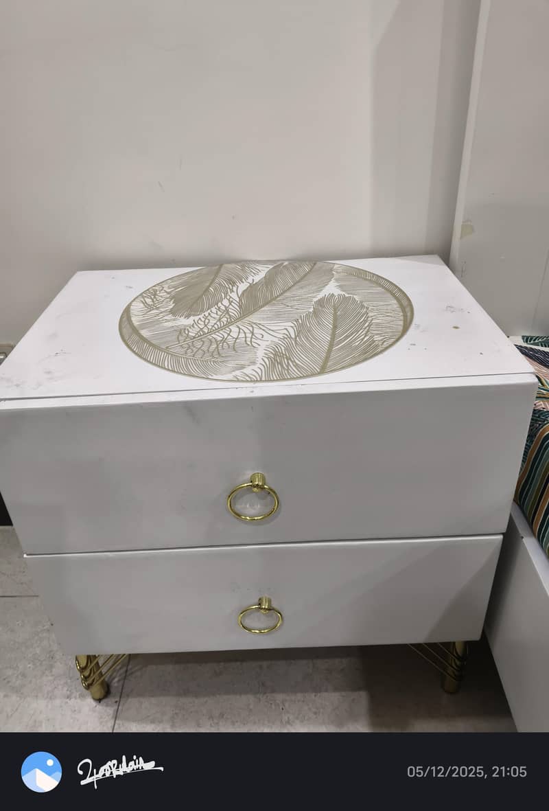 White Dico Single Bed Set

                                                            alt=