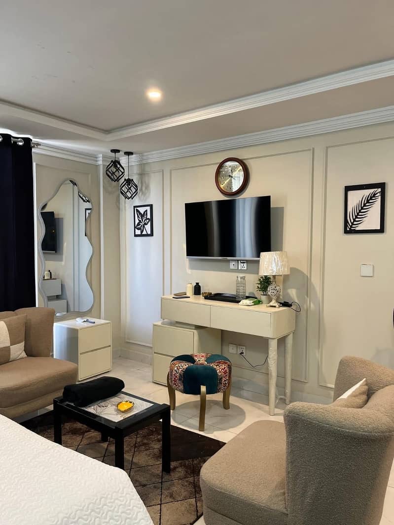 On Bed Fully Furnished Apartment for Rent In The Heart Of Bahria Town Lahore

                                                            alt=