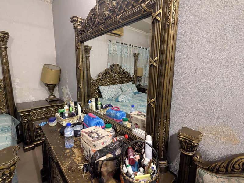 stylish king frame bed just like new

                                                            alt=