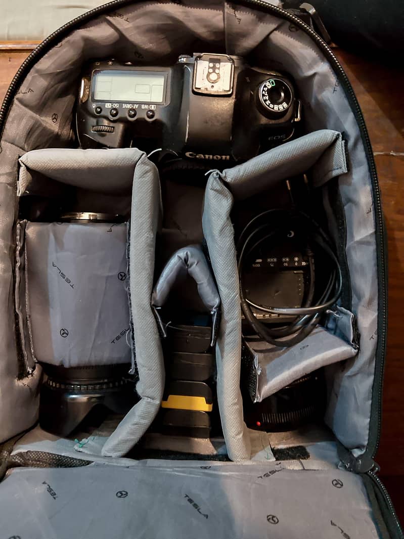 Canon Eos 5D mark II + zoom lens 70 -300mm

                                                            alt=