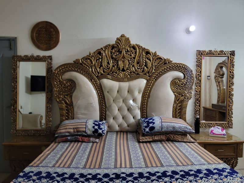 Bedroom Set, Gold Chaise Lounge (Diwaan) , Wooden Vanity (Dressing)

                                                            alt=