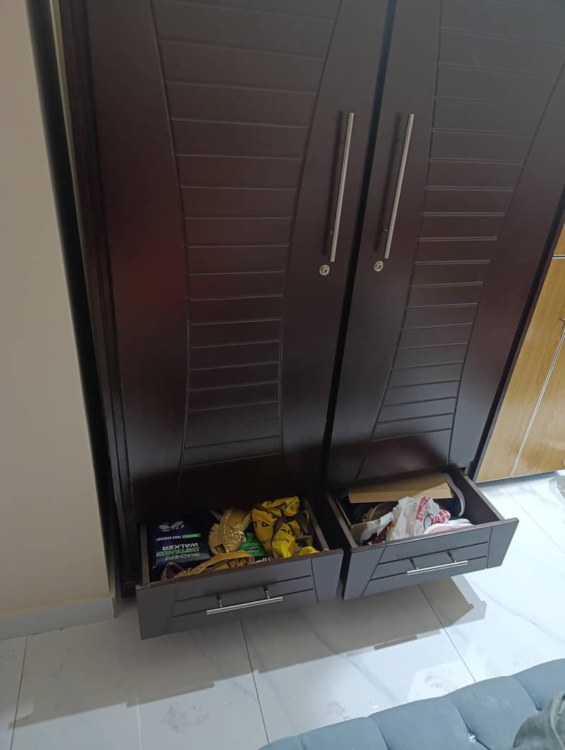 double door wardrobe and 2 draws

                                                            alt=
