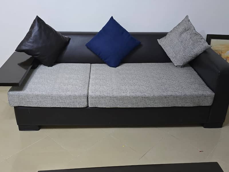 Sofa set |5 Seater sofa|Habitt Branded Sofa Set (Center Table+setting)

                                                            alt=