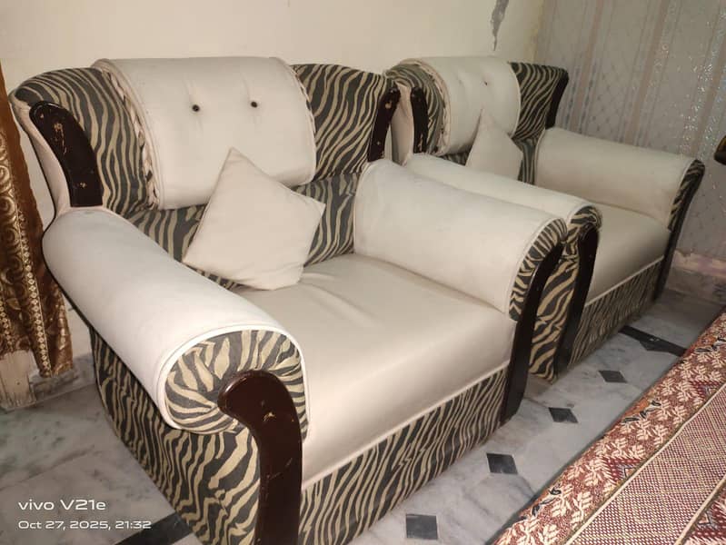 5 Seater Sofa For Sale

                                                            alt=