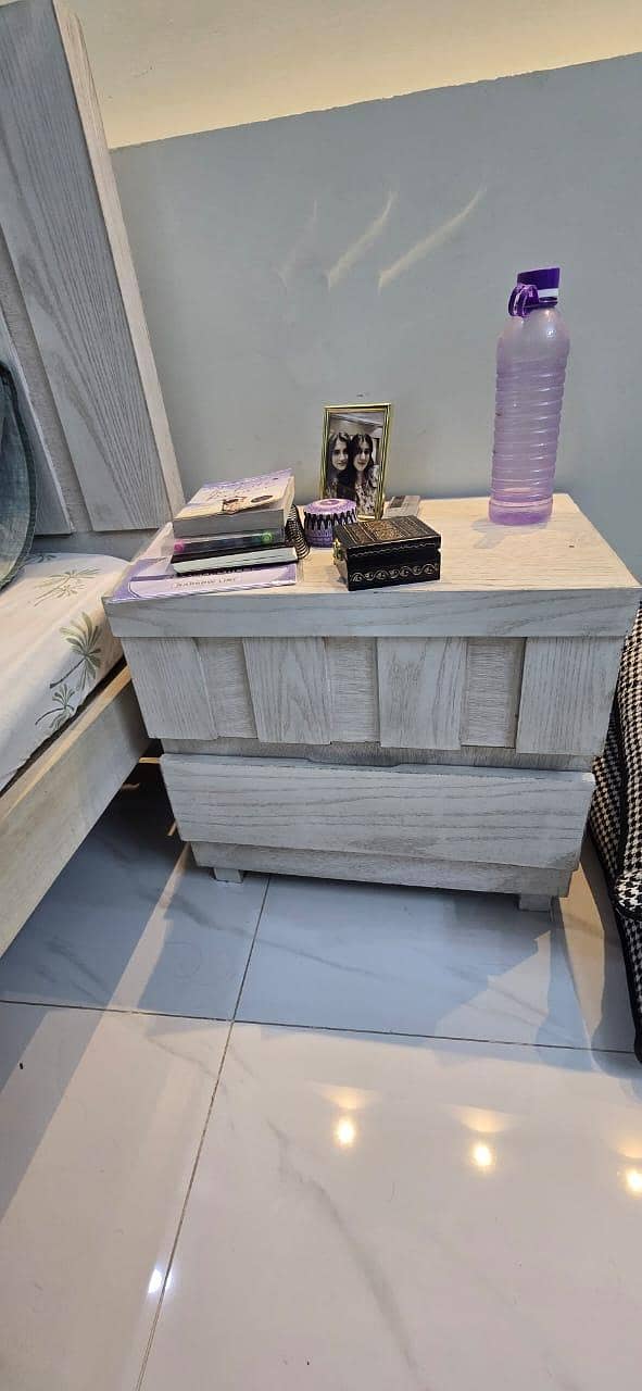 single bed, bed sidetable, dressing table

                                                            alt=
