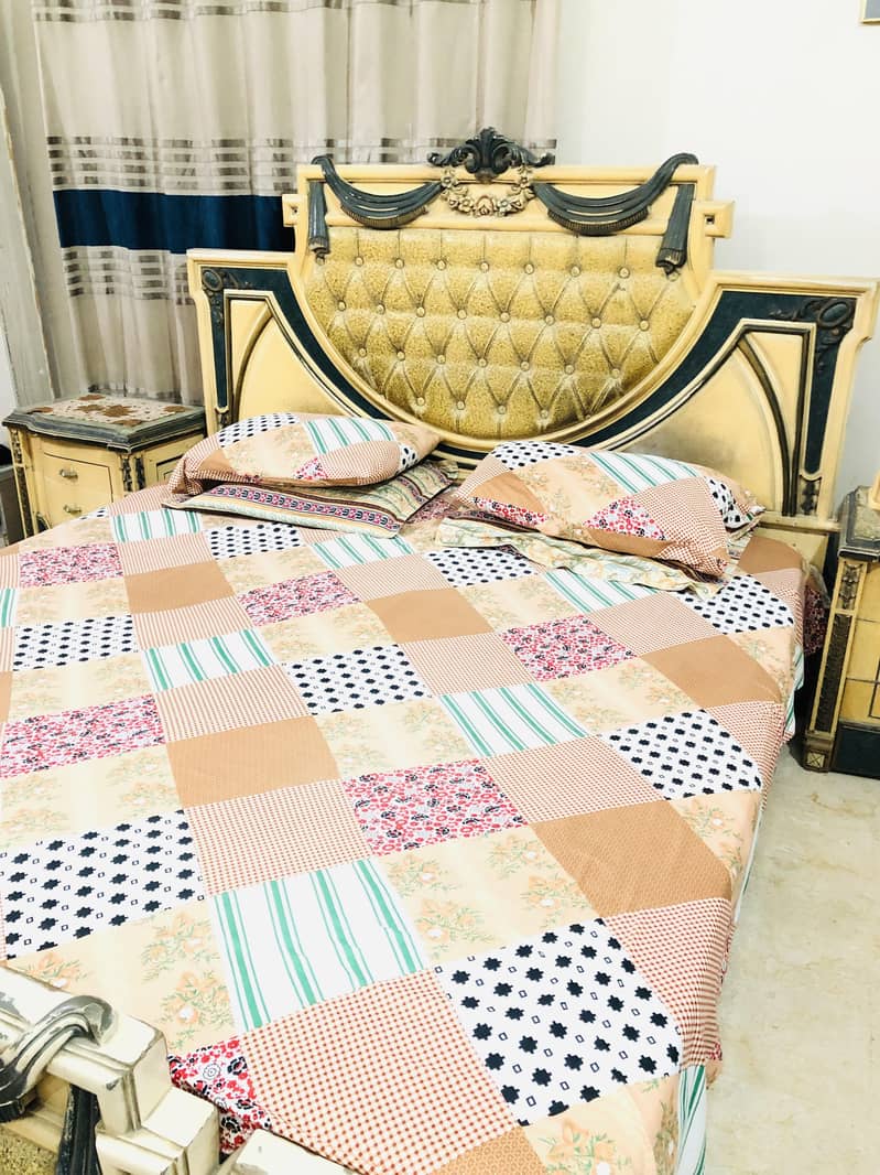 King Sized Double Bed with mattress and two side tables

                                                            alt=