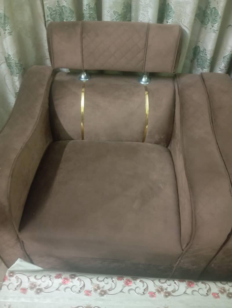 6month used 5seter sofa set new conditn only 250 thousand mai

                                                            alt=