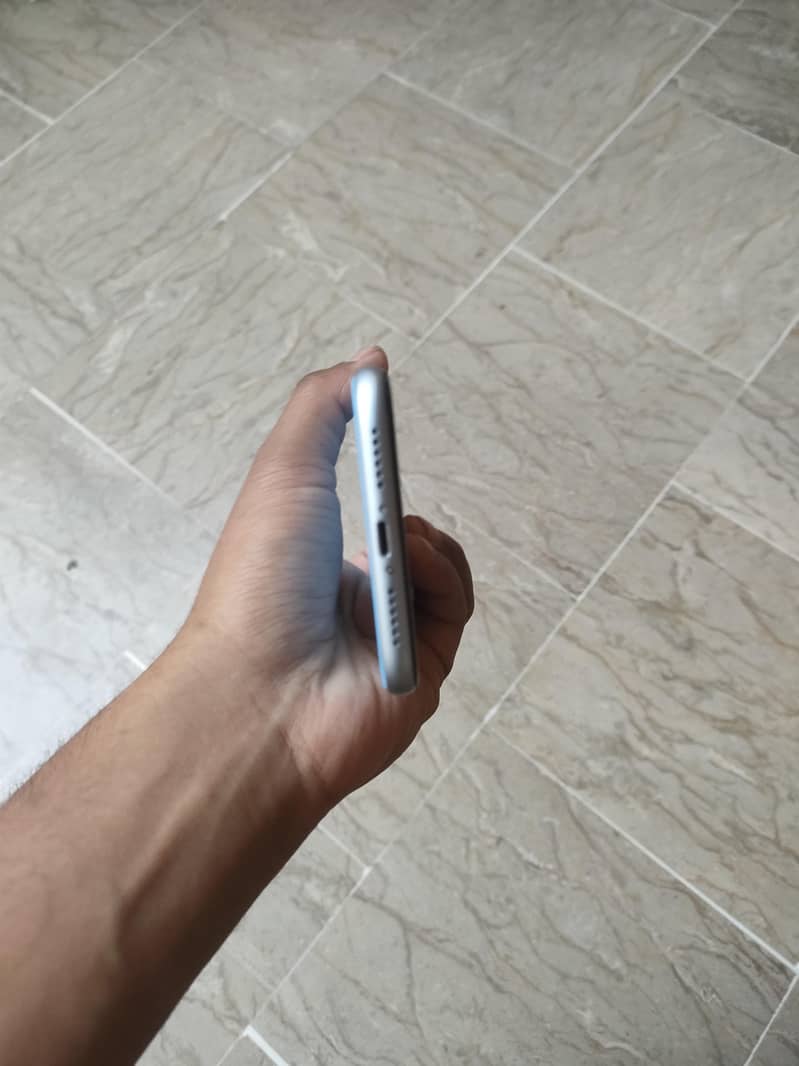 iphone Xr with box 64Gb FU Read Add Plzz Excahnge possible

                                                            alt=