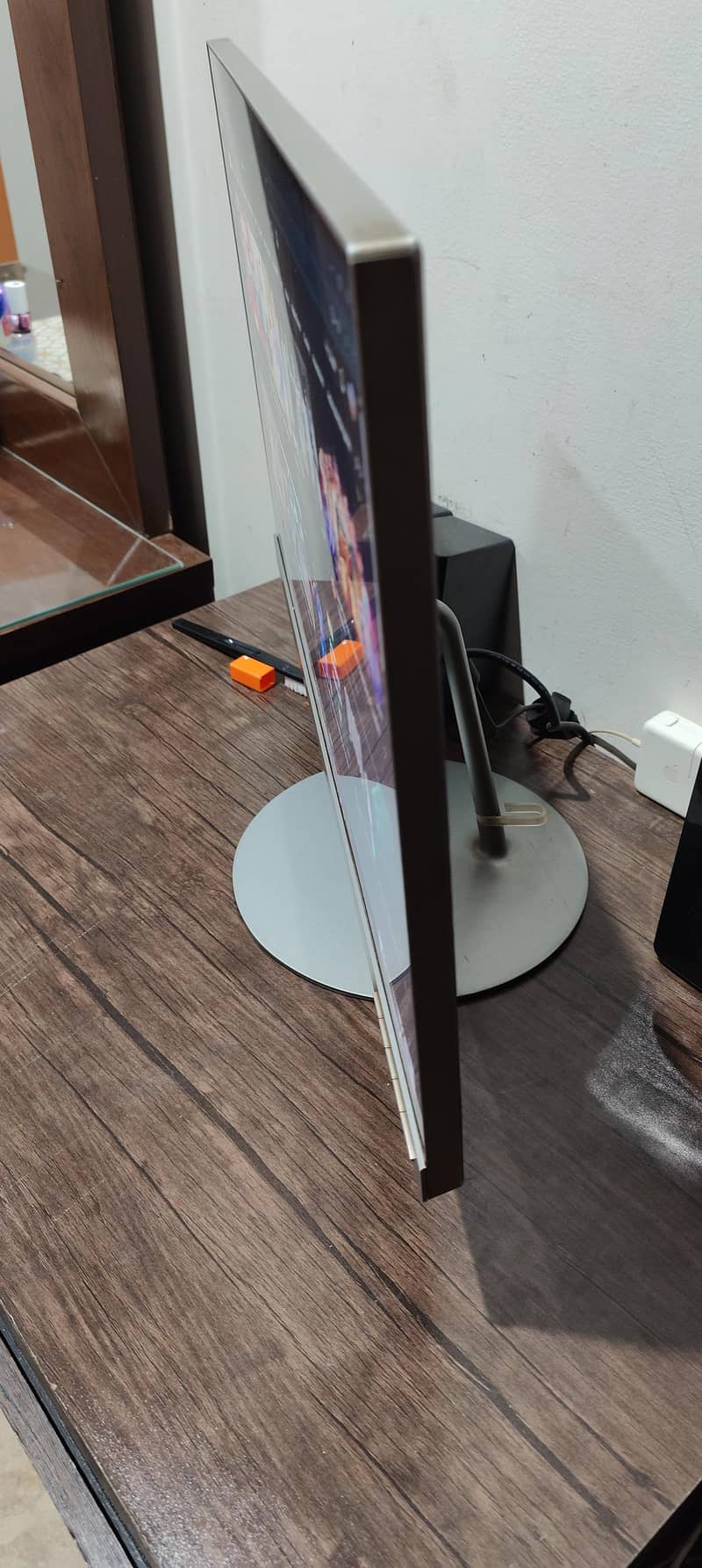 LENOVO 27 inches Borderless Monitor

                                                            alt=