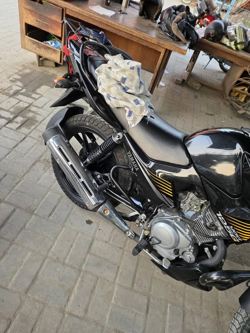 yamaha 125G black Color

                                                            alt=