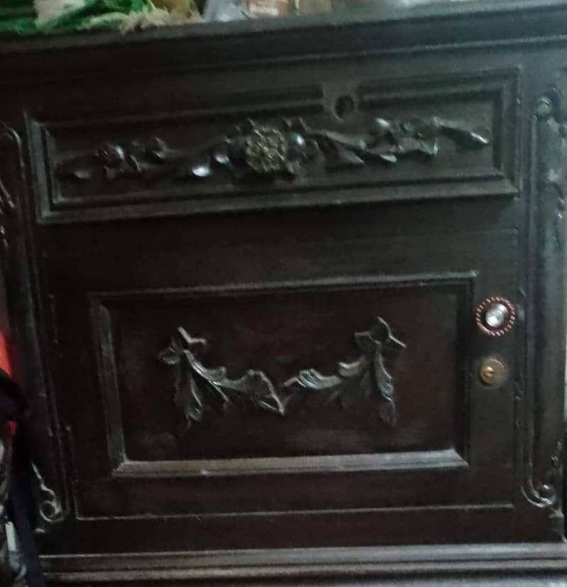 black wooden bed

                                                            alt=