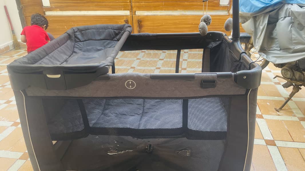 Playpen and carry cot/car seat

                                                            alt=