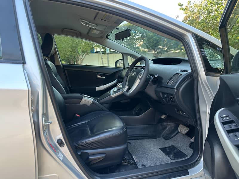 Toyota prius s led 2014 model 2018 register silver full original

                                                            alt=