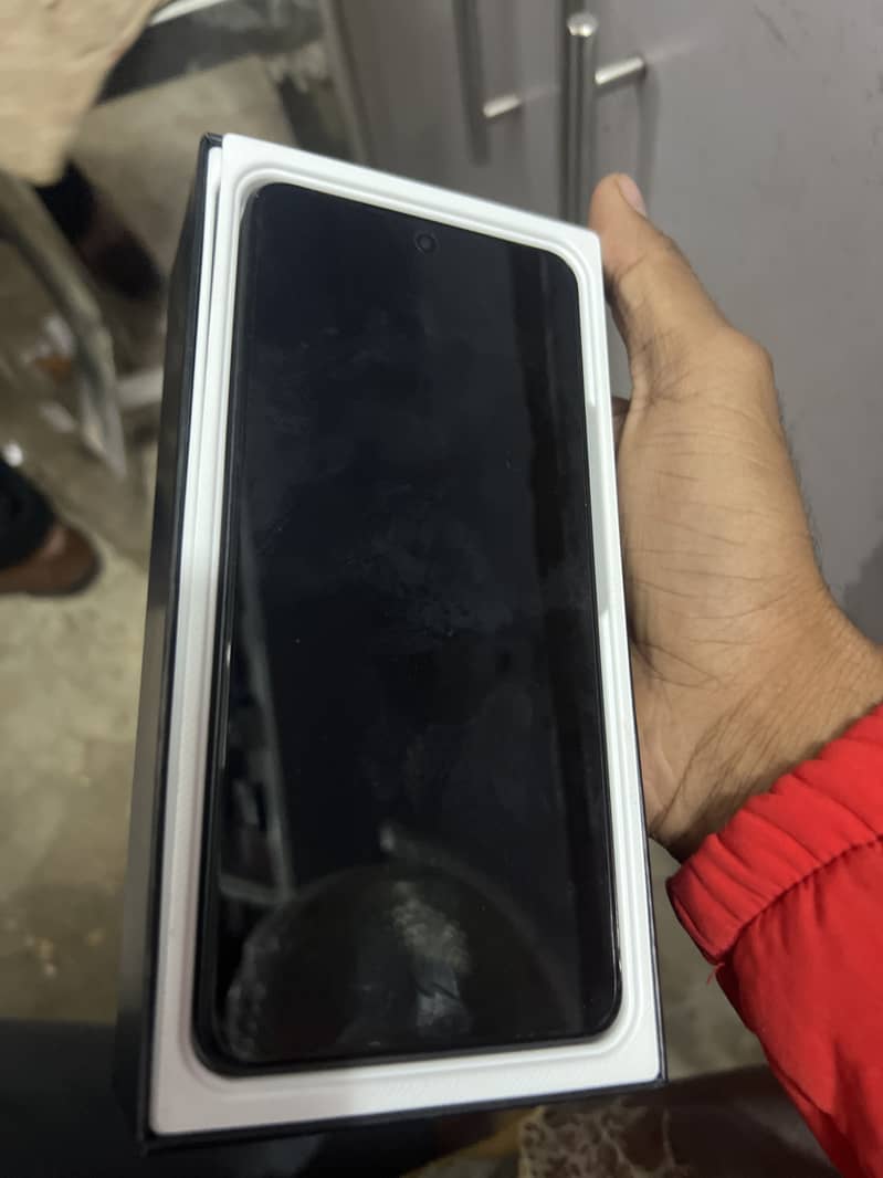 Vivo V60 lite 5G condition 10/10 new brand phon aj e open kiya ha box

                                                            alt=