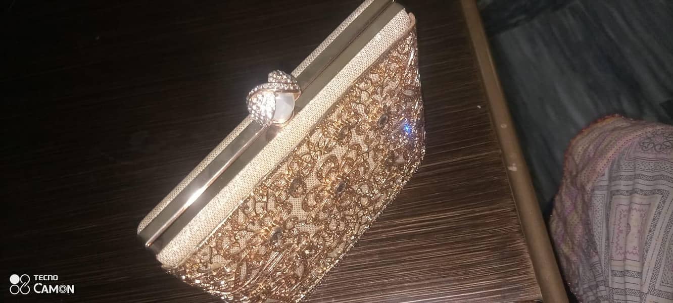 I want to sell these Marie's and kameez shlwar at reasonable price

                                                            alt=