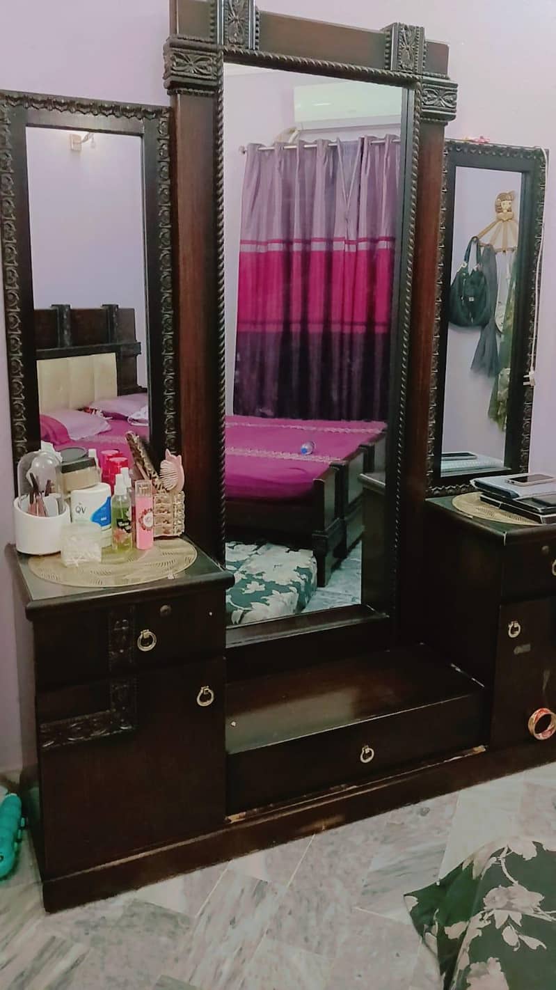 Dressing Table

                                                            alt=