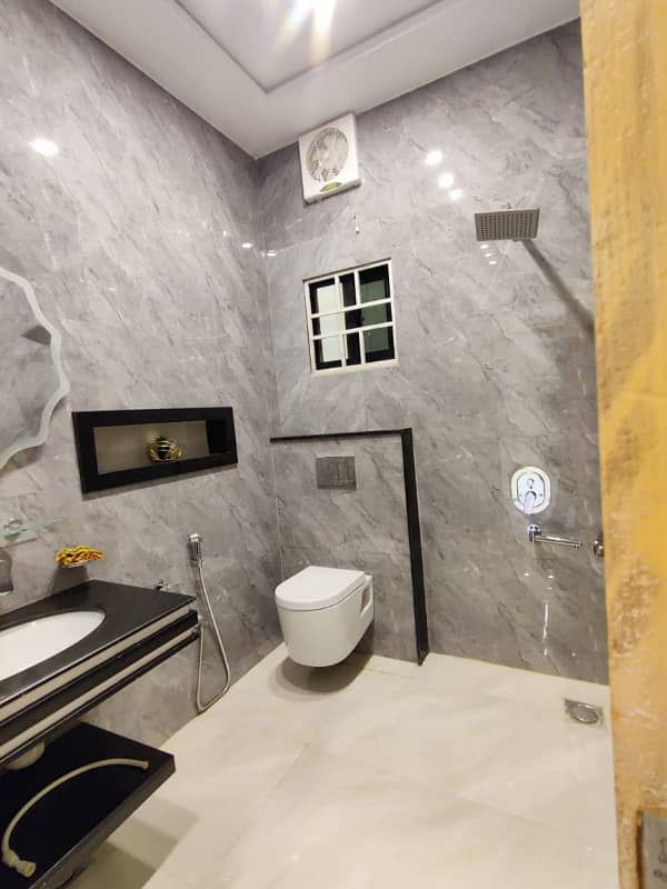 9.5 Marla Double heighted House for Sale Prime Location in B-17 Multi Gardens, Islamabad!

                                                            alt=