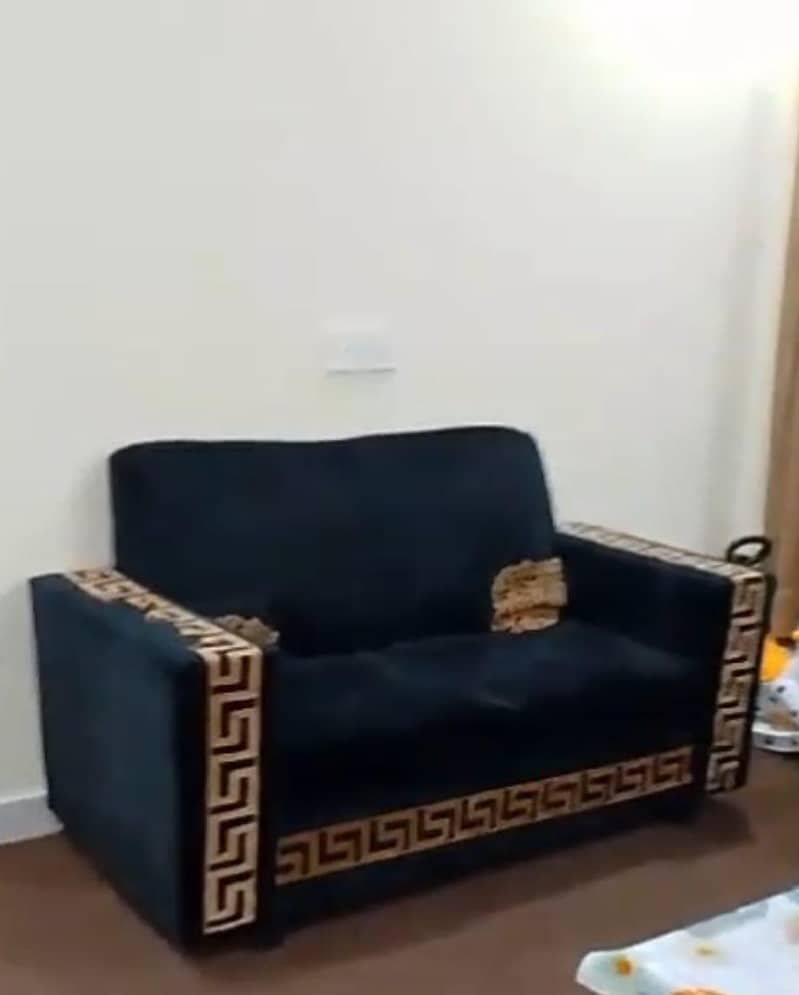 6 seater sofa set | black sofa | Brandd new condition

                                                            alt=