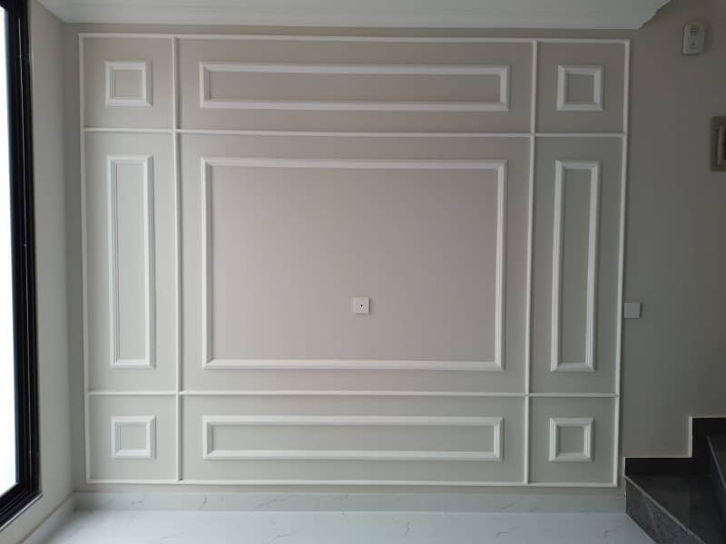 2 Marla Commercial Shop Available For Rent on Mian Maulana Shoukat Ali Road

                                                            alt=